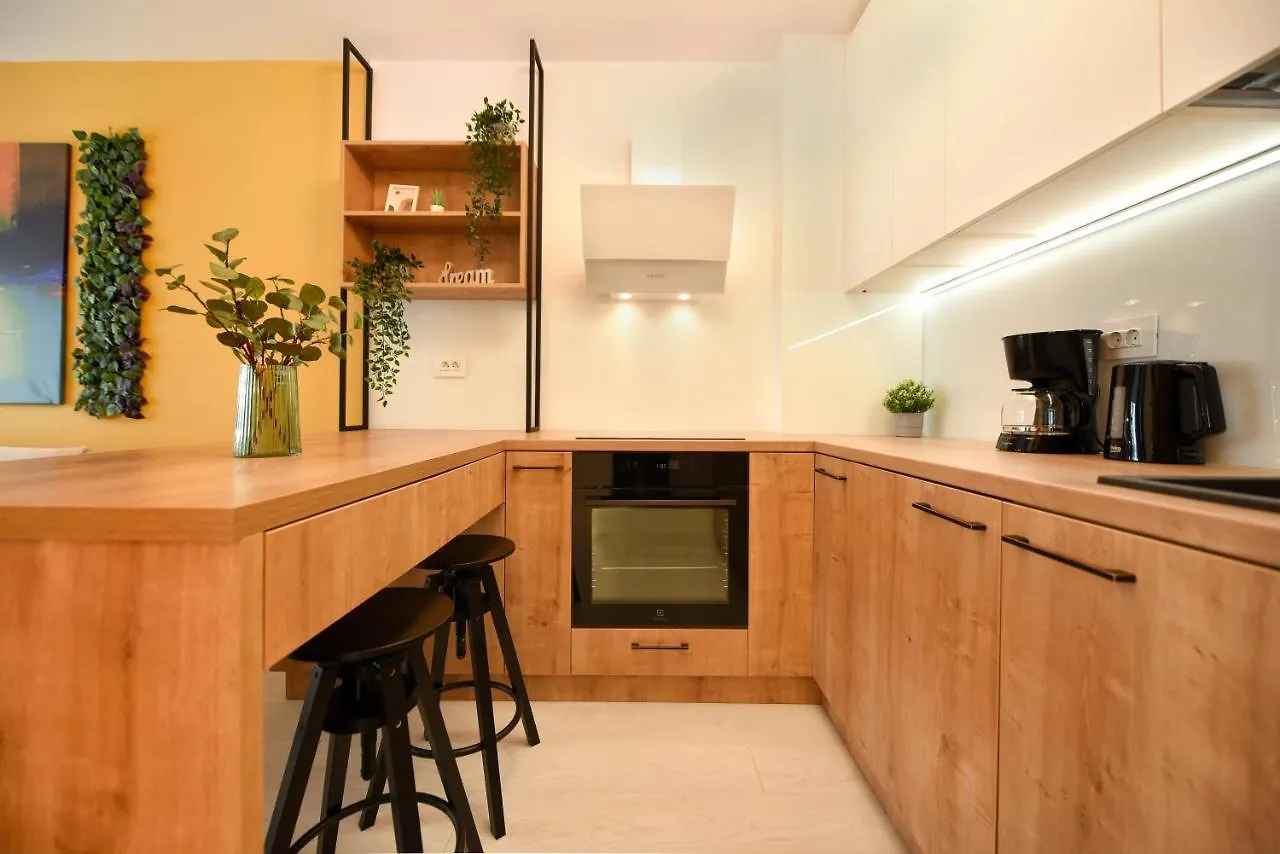 דירות בוקרשט Colorful Fusion - Modern 1Br Near Romexpo Center